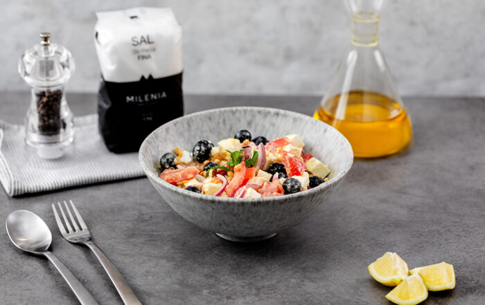 ensalada griega con lentejas y sal de mesa milenia