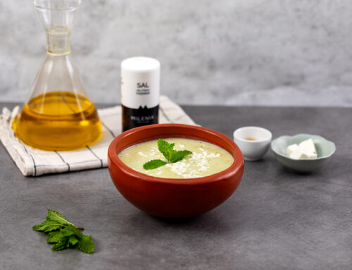 SOPA FRÍA DE CALABACÍN, MENTA, FETA Y SAL DE MESA YODADA MILENIA