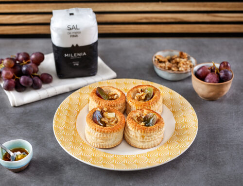 CANAPÉS DE BRIE Y UVAS CON SAL DE MESA FINA MILENIA