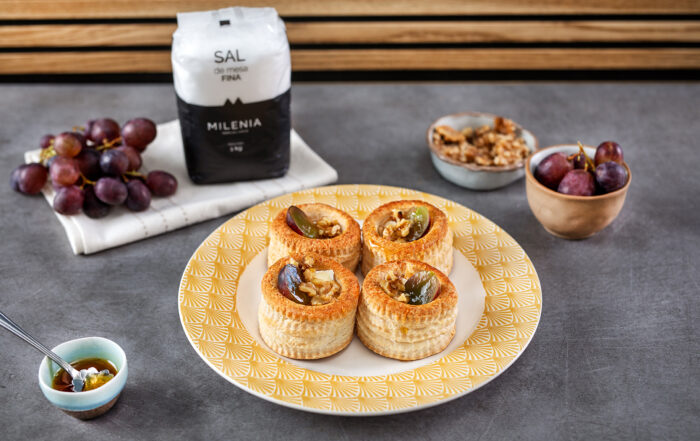 canapes brie y uva con sal de mesa fina milenia