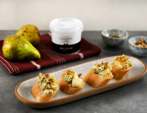 PINCHOS DE QUESO AZUL Y PERA CON ESCAMAS DE SAL MILENIA